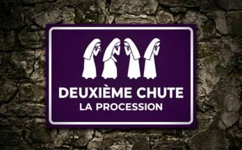 Quatre silhouettes voilées en blanc, inclinées sur un panneau violet «Deuxième Chute · La Procession».