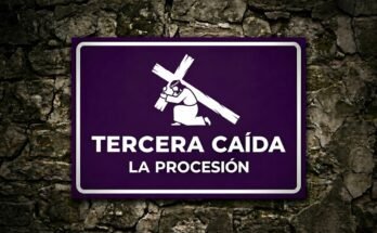 Jesús arrodillado bajo el peso de la cruz en un cartel morado «Tercera Caída · La Procesión».