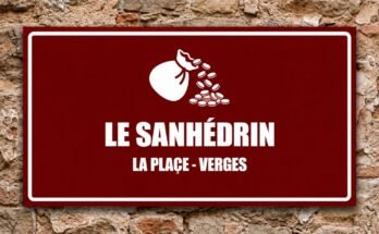 Bourse blanche déversant des pièces sur un panneau rouge «Le Sanhédrin · La Place, Verges».
