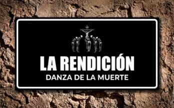 Esqueletos inclinados ante Cristo crucificado en una placa negra con el texto «La Rendición · Danza de la Muerte».