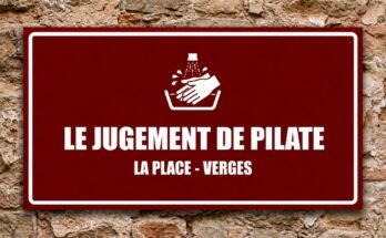 Mains blanches lavées sous un filet d'eau sur un panneau rouge «Le Jugement de Pilate · La Place, Verges».