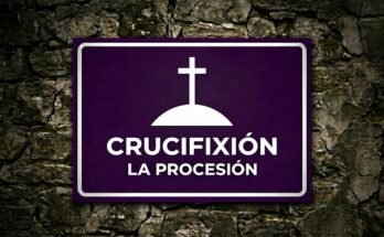 Cruz blanca sobre una colina estilizada en un cartel morado «Crucifixión · La Procesión».