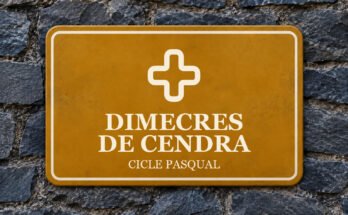 Rètol ocre sobre un mur de pissarra amb un pictograma i el text «DIMECRES DE CENDRA».