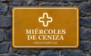 Rótulo ocre sobre un muro de pizarra con un pictograma y el texto «MIÉRCOLES DE CENIZA».