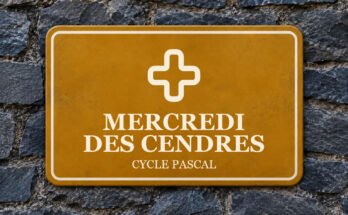 Panneau ocre sur un mur d’ardoise, avec un pictogramme et le texte «MERCREDI DES CENDRES».