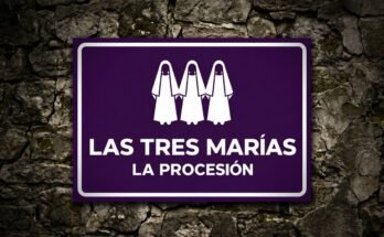 Tres figuras femeninas con manto blanco en un cartel morado «Las Tres Marías · La Procesión».