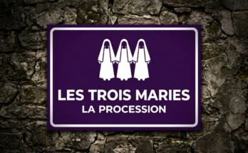 Trois silhouettes féminines en manteau blanc sur un panneau violet «Les Trois Maries · La Procession».