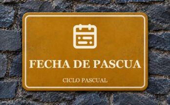 Rótulo ocre sobre un muro de pizarra con un pictograma y el texto «FECHA DE PASCUA».
