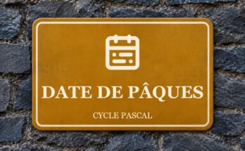 Panneau ocre sur un mur d’ardoise, avec un pictogramme et le texte «DATE DE PÂQUES».
