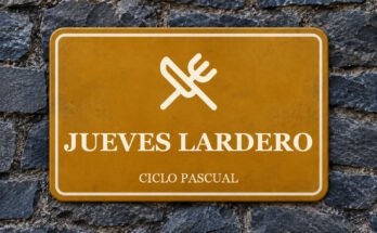 Rótulo ocre sobre un muro de pizarra con un pictograma y el texto «JUEVES LARDERO».
