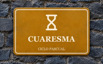 Rótulo ocre sobre un muro de pizarra con un pictograma y el texto «CUARESMA».