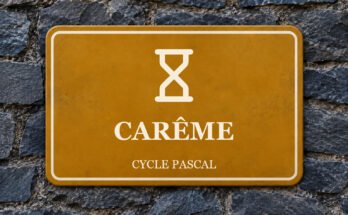 Panneau ocre sur un mur d’ardoise, avec un pictogramme et le texte «CARÊME».