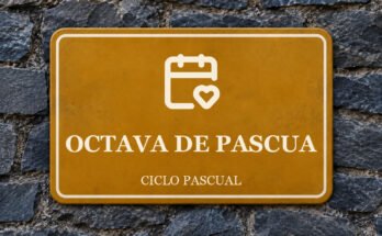 Rótulo ocre sobre un muro de pizarra con un pictograma y el texto «OCTAVA DE PASCUA».