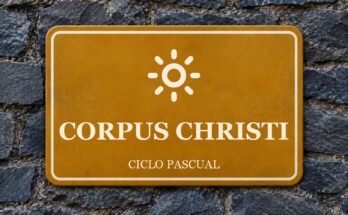 Rótulo ocre sobre un muro de pizarra con un pictograma y el texto «CORPUS CHRISTI».