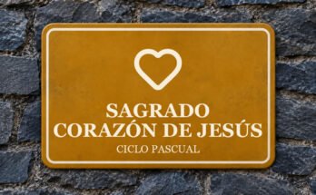 Rótulo ocre sobre un muro de pizarra con un pictograma y el texto «SAGRADO CORAZÓN DE JESÚS».