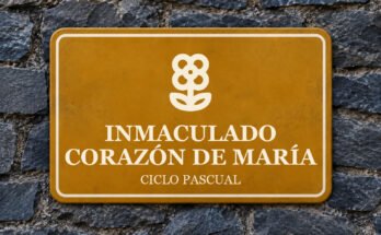 Rótulo ocre sobre un muro de pizarra con un pictograma y el texto «INMACULADO CORAZÓN DE MARÍA».