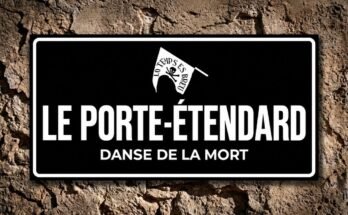 Drapeau blanc avec crâne et devise «Lo Temps es Breu» sur une plaque noire «Le Porte-Étendard · Danse de la Mort».
