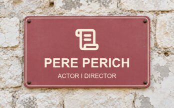 Rètol rosa sobre un mur de pedra calcària amb el text «PERE PERICH» i un pictograma.