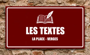 Panneau rouge avec un livre et une plume blancs et le texte «Les textes · La Place - Verges», sur un mur de pierre.
